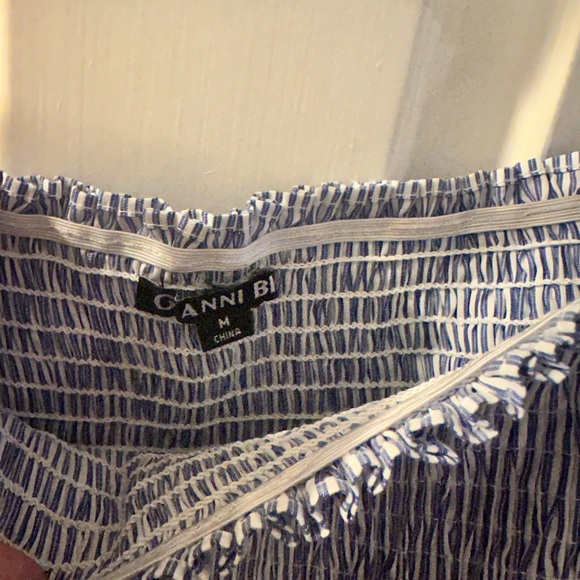 Gianni Bini-Smocked Off the shoulder white/blue Seersucker short dress-Size M - Picture 3 of 4